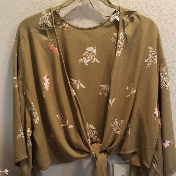 Billabong Tops - Billabong Tye Front Crop Top Size Small